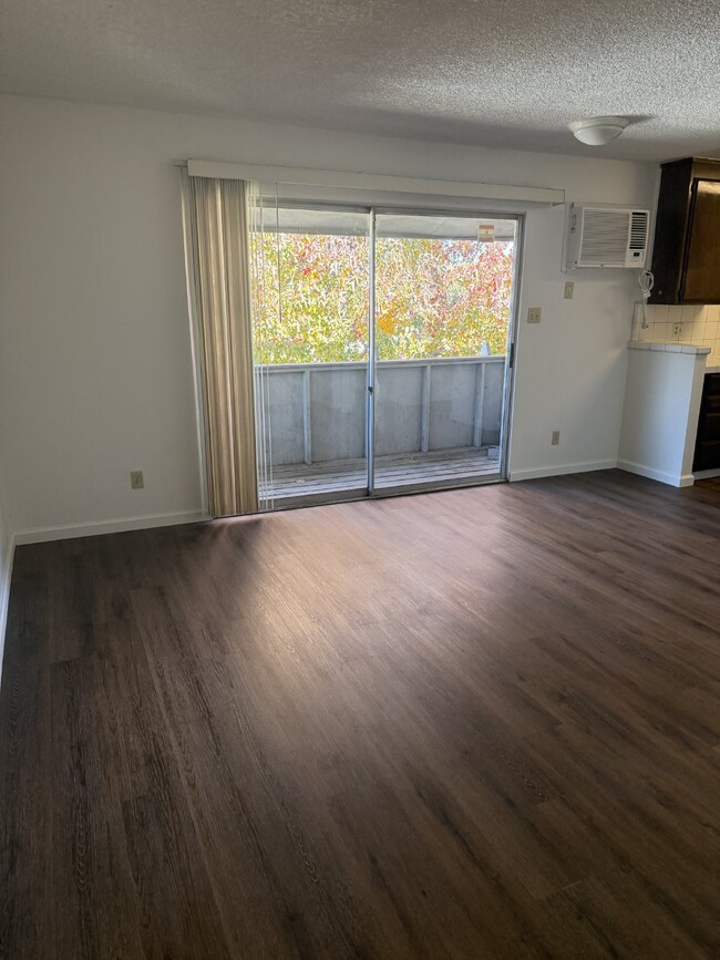 Building Photo - Refreshed 2 Bed, 1 Bath Tracy Apartment