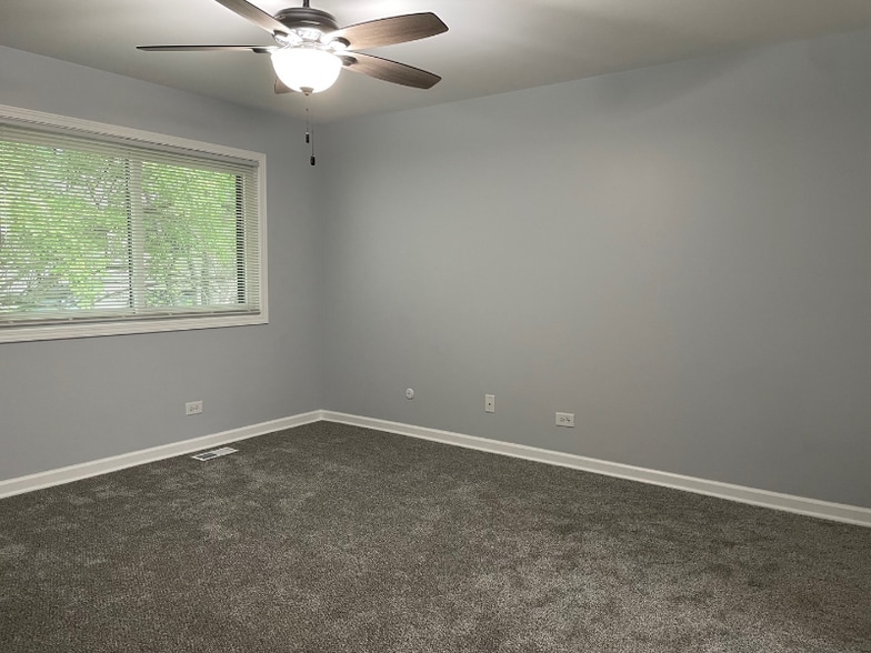 Building Photo - 29W412 Thornwood Ln
