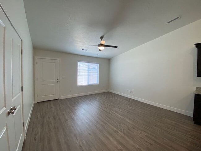 Building Photo - SPACIOUS HOME FOR RENT!