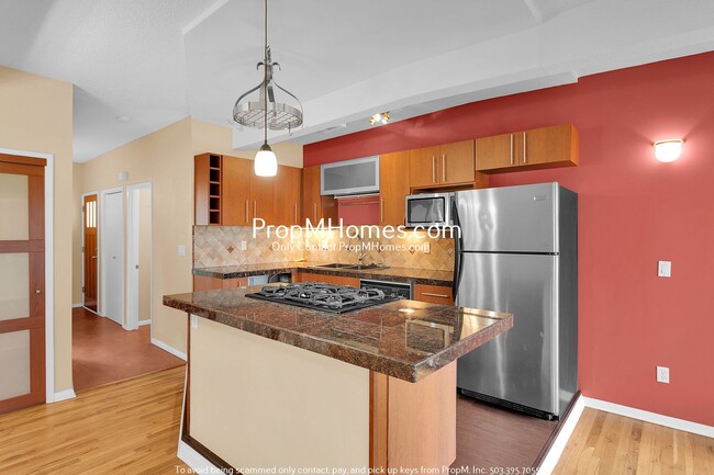 Building Photo - Beautiful Two Bedroom Apartment on Rosemon...