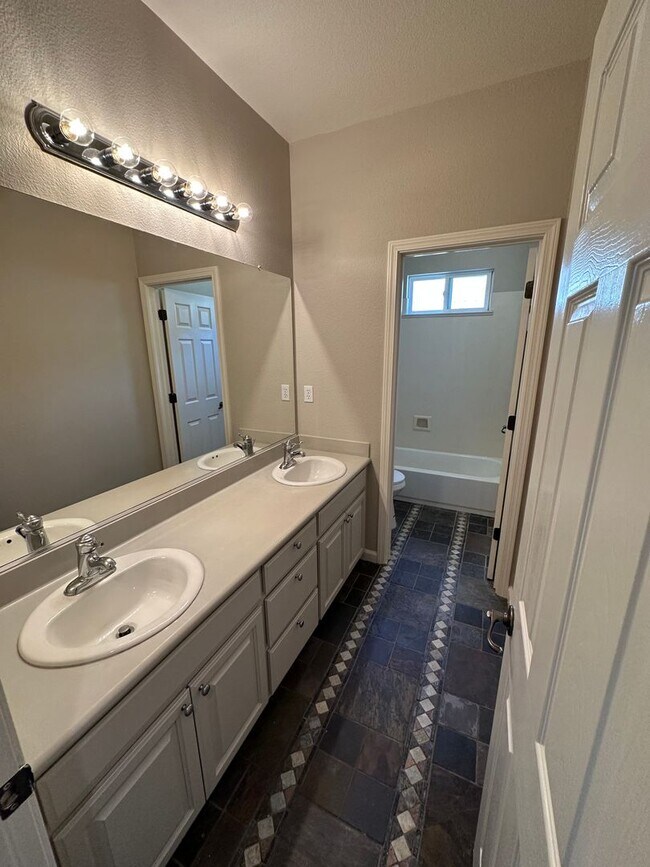 Building Photo - Beautiful 4  bedroom, 2.5 bath home in Garin Ranch