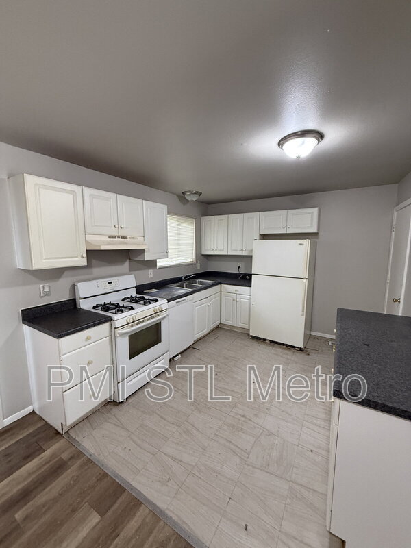 Building Photo - 10435 Castle Dr