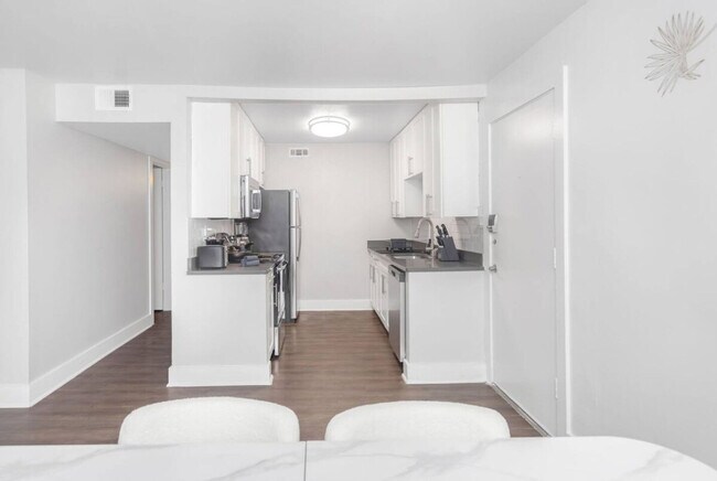 Building Photo - 4301 W Cleveland St