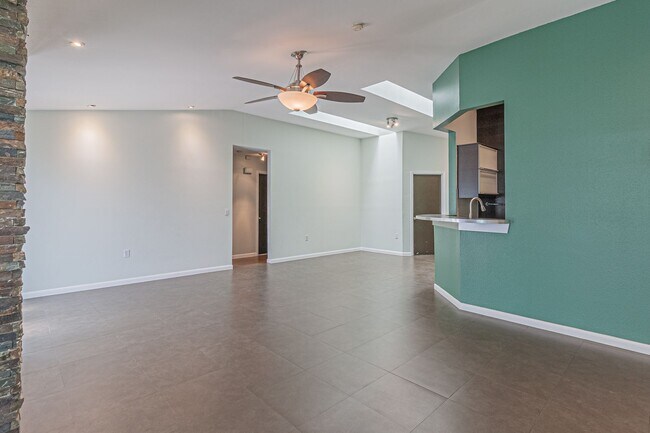 Building Photo - Modern Design 3 Bedroom 2 Bath, 2 car Gara...