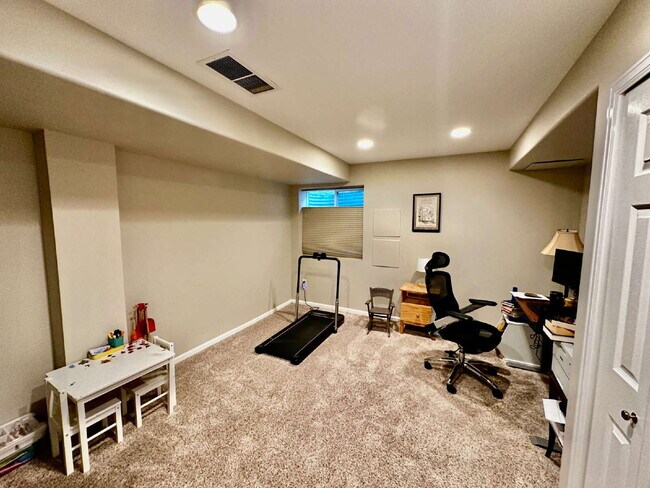 Building Photo - Wonderful 3-Bed Townhome Near Waneka Lake!