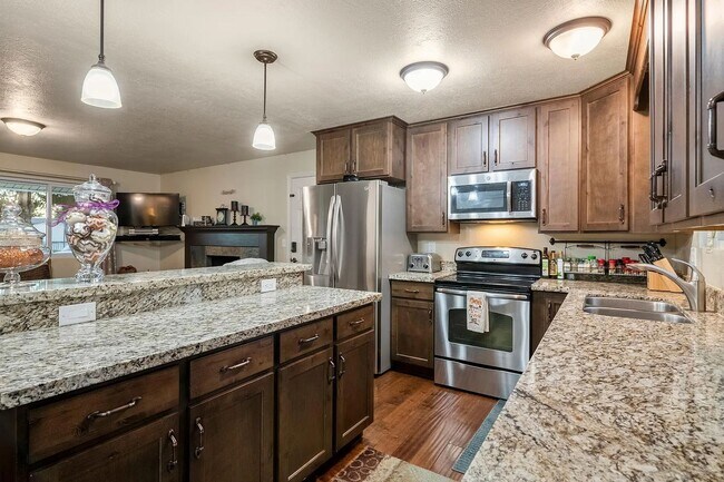 Building Photo - Beautiful 4 Bedroom Home in Sandy!