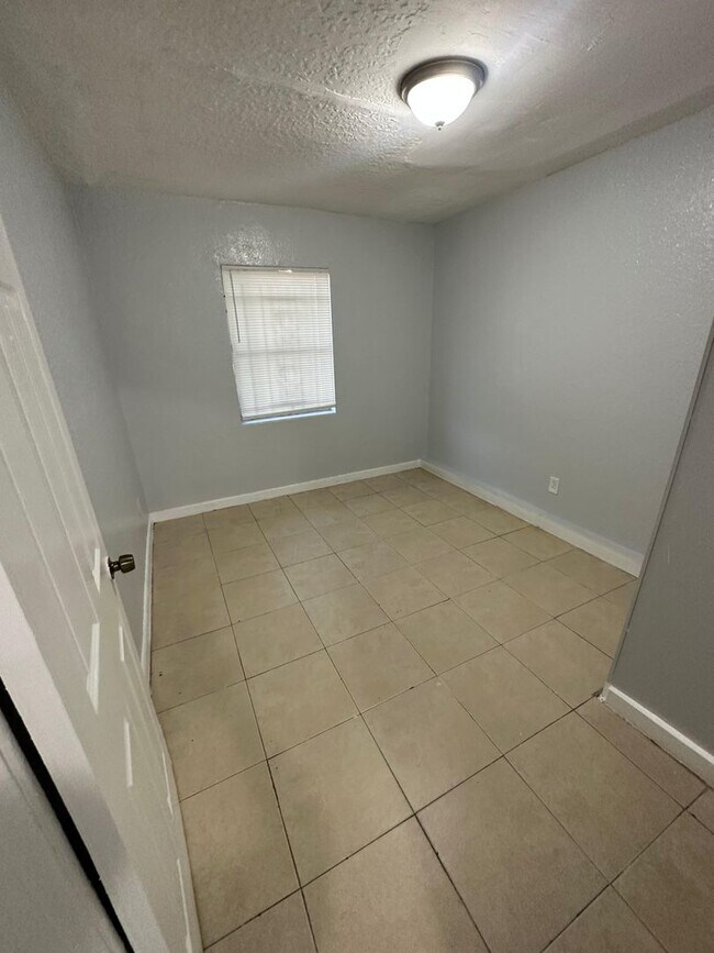 Building Photo - Fully Renovated  Single Family House - 1/1...