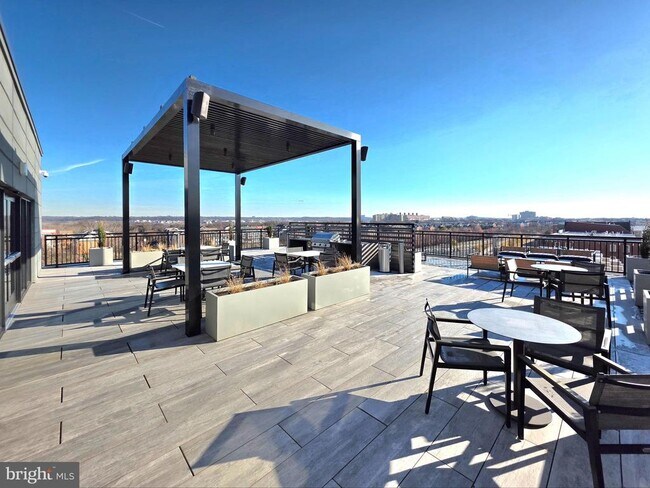 Building Photo - 737 Swann Ave