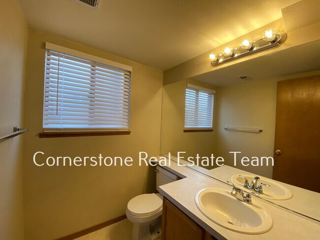 Building Photo - 1345 Coolcrest Dr