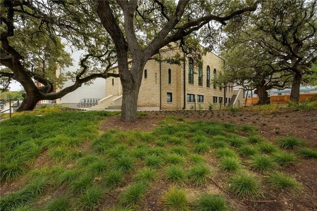 Primary Photo - 211 W Johanna St