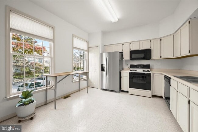 Building Photo - 20 Tenby Ct