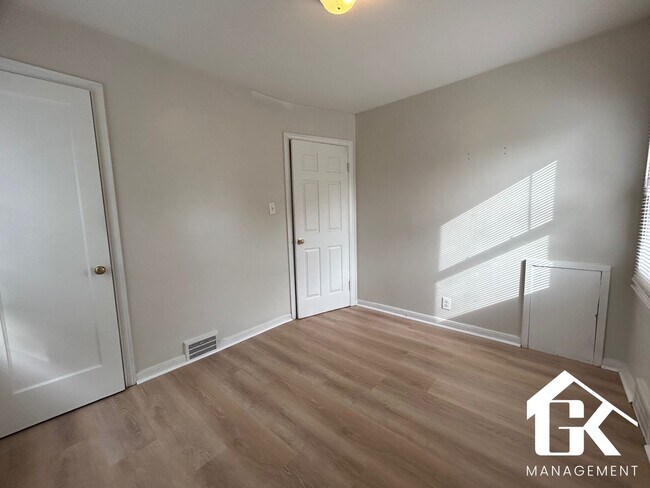 Building Photo - 5915 Farmbrook St