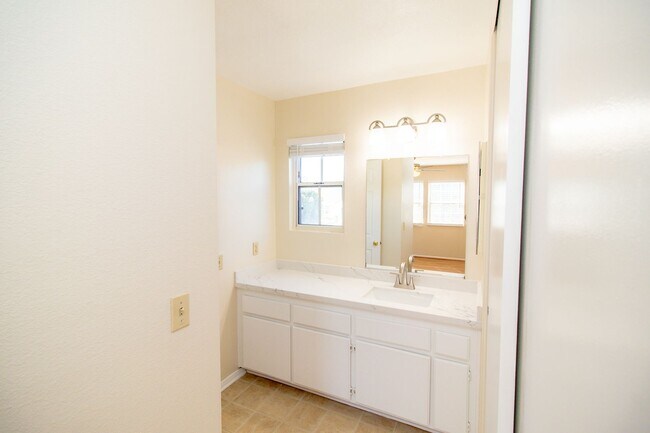 Building Photo - 932 Oak Glen Ln