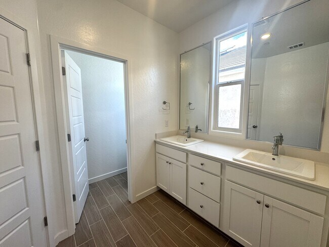 Building Photo - 1083 Traverse Dr S