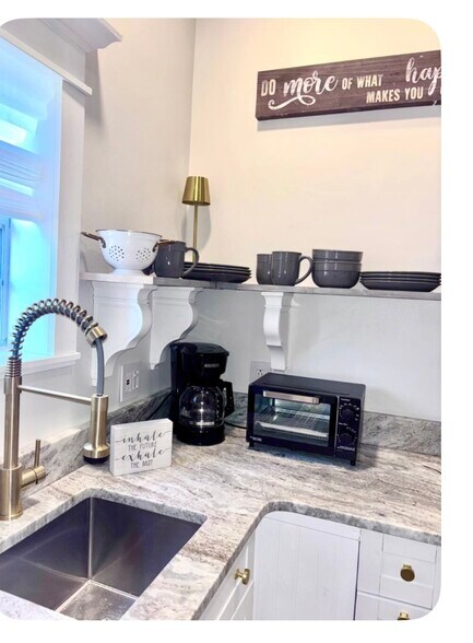 Building Photo - 686 Morford Ave