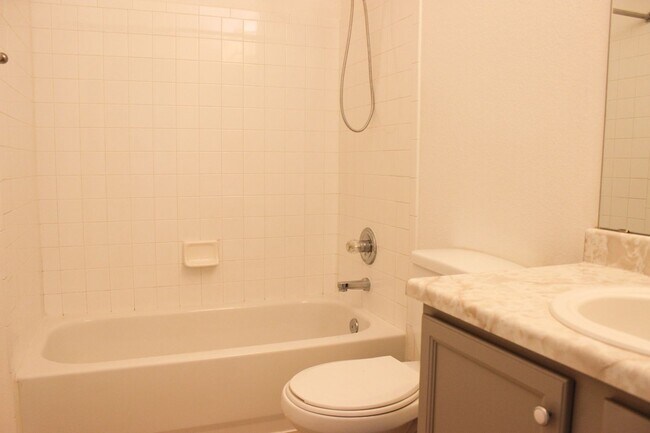 Building Photo - Gorgeous 3 bed/2.5 bath townhome in Welby ...