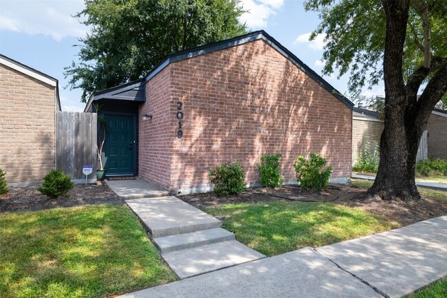Building Photo - 2019 Wilcrest Dr