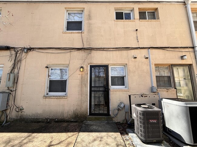 Building Photo - 2575 Iverson St