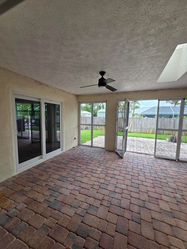 Building Photo - 5501 SE Nassau Terrace