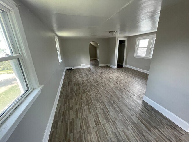 Building Photo - SECTION 8 and EDEN Accepted! Spacious, New...