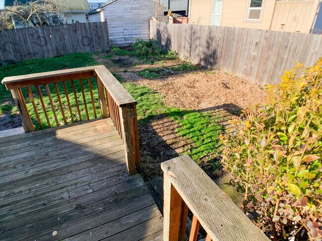 Building Photo - Adorable 3bdrm Home in Great Neighborhood! Lovely Yard!