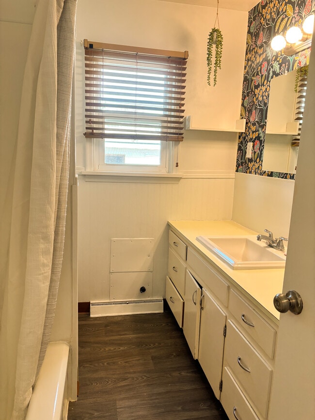 Building Photo - 1721 S Shoshone St