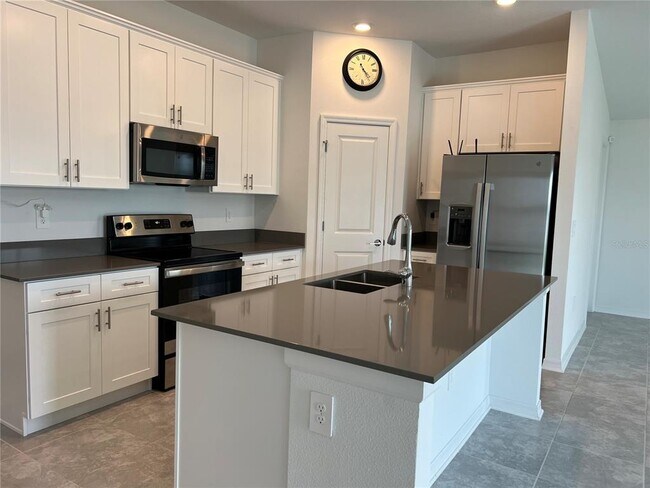 Building Photo - 688 Silver Palm Dr