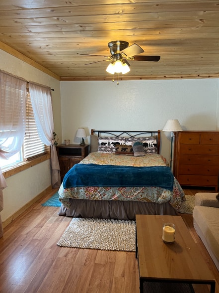 Building Photo - 4005 Cedar Ave