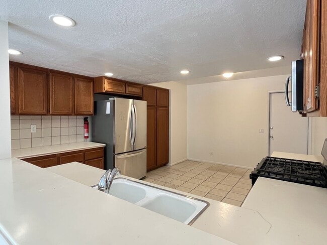 Building Photo - Spacious 3 bedroom, 2.5 bath duplex with private backyard for rent