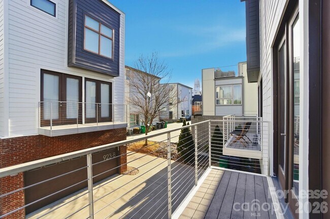 Building Photo - 921 Westbrook Dr