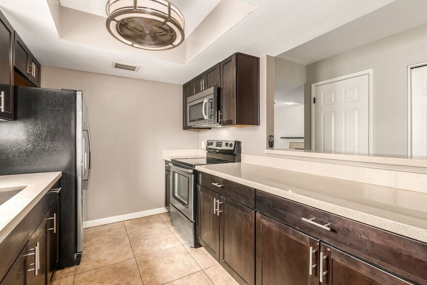 Building Photo - 850 S River Dr