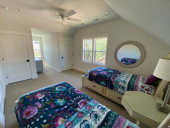 Building Photo - 530 Craftsman Way