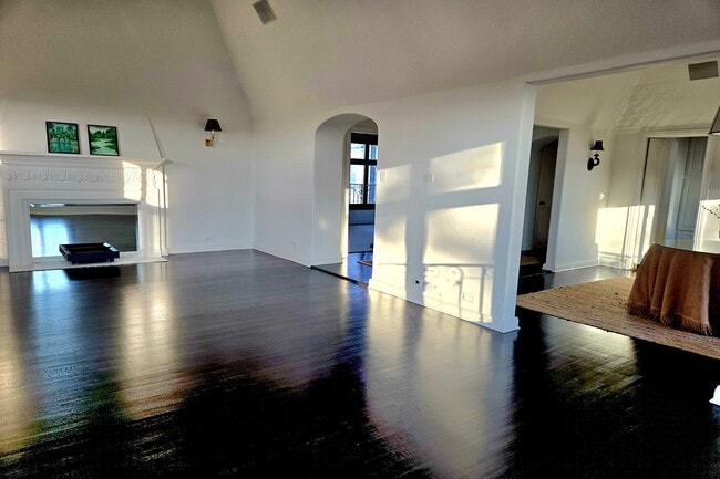 Building Photo - 316 N Rossmore Ave