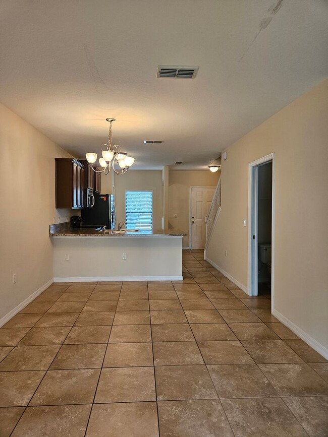 Building Photo - 2 bedroom 2 1/2 bathroom town home Windsor...