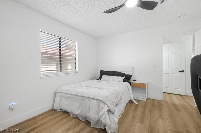 Building Photo - 5576 W Rochelle Ave.