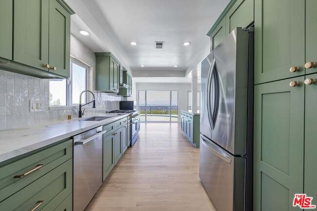 Building Photo - 3710 Glenridge Dr