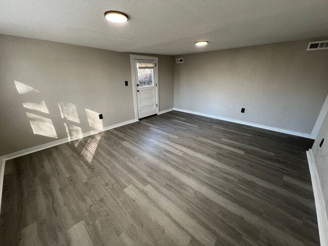 Building Photo - Lower-Level Duplex - 3 Bedrooms, 1 Bath