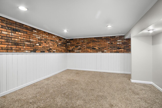 Building Photo - 721 Montego Dr