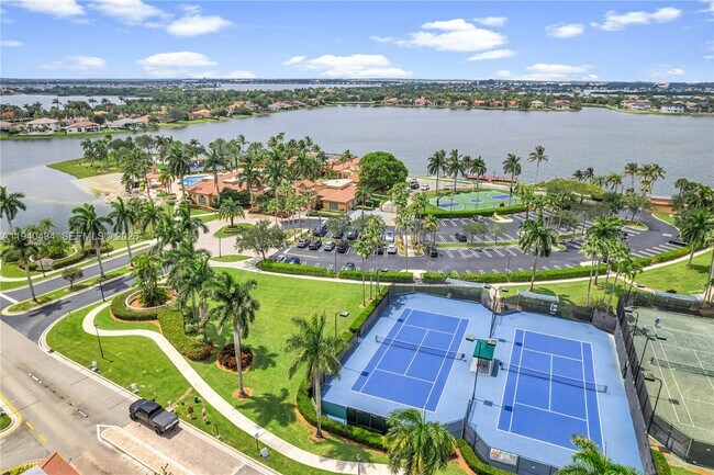 Building Photo - 19500 SW 39th Ct