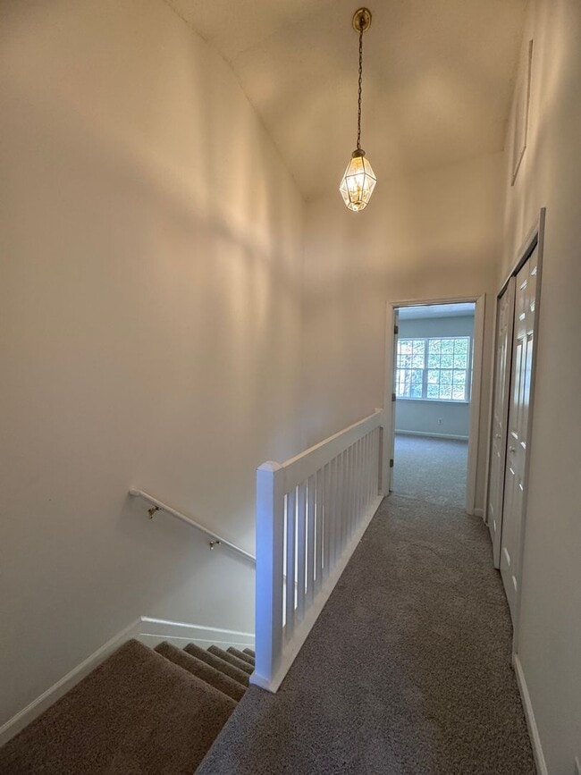 Building Photo - Wonderful 2BR 2.5BA Townhome with All Appl...