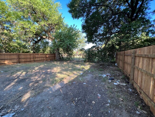 Building Photo - *HALF OFF FIRST MONTH'S RENT/MITAD DEL PRM...