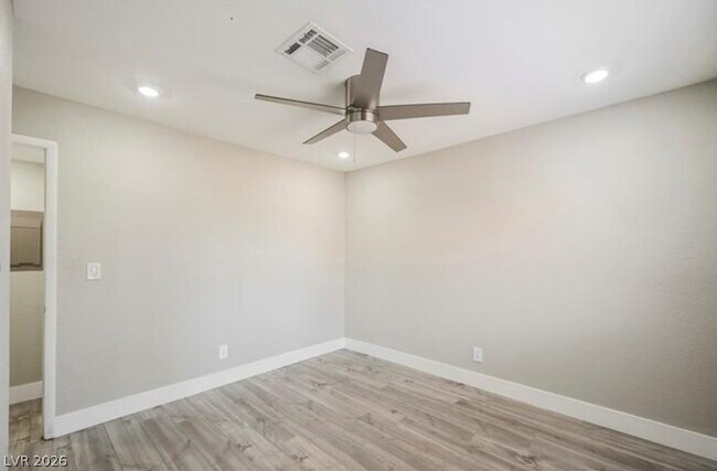 Building Photo - 1205 N Buffalo Dr