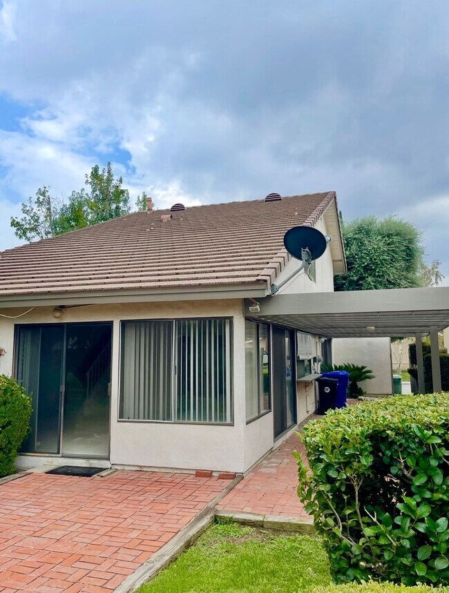Building Photo - Beautiful Valencia 4 Bedroom Home