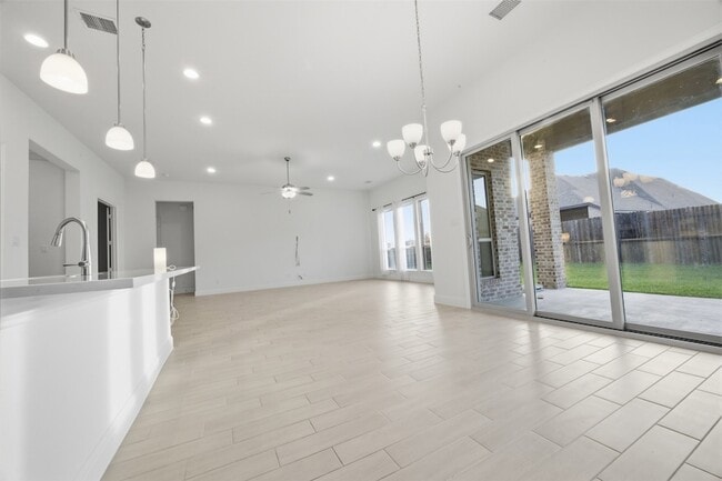 Building Photo - 208 Sequoia Dr