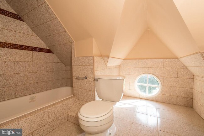 Building Photo - 724 E Locust Ave