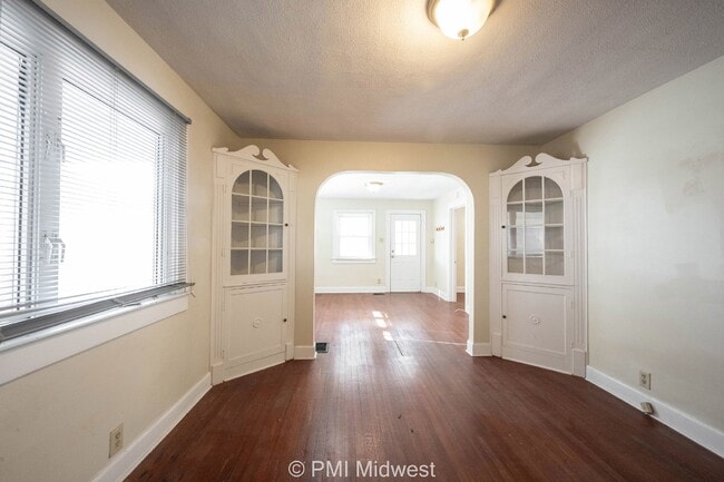 Building Photo - "Charming 2-Bed Home with Gleaming Hardwoo...