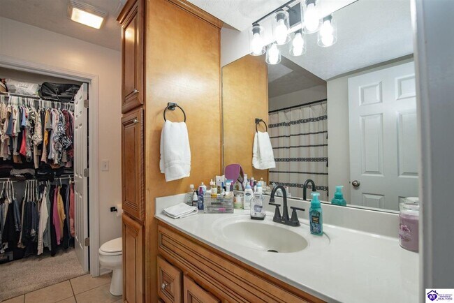 Building Photo - 114 Twin Lakes Dr