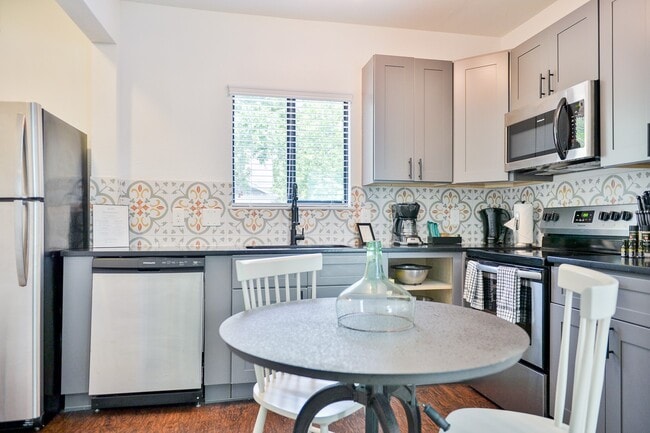 Building Photo - 2300 Stanford St