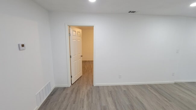 Building Photo - 301 Robbins St