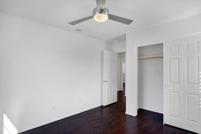 Building Photo - 607 Calle Vibrante